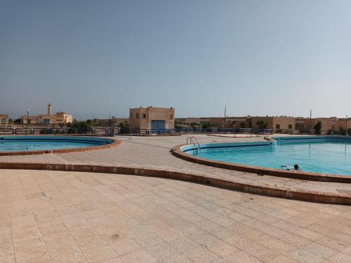 للإيجار في مطروح شاليه داخل قرية سياحية شاليه شايف البحر امتداد شاطئ الابيض البحر متاح لكن حمام ال in Marsa Matruh