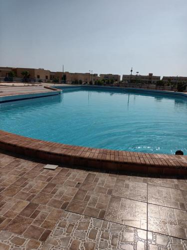 للإيجار في مطروح شاليه داخل قرية سياحية شاليه شايف البحر امتداد شاطئ الابيض البحر متاح لكن حمام ال in Marsa Matruh