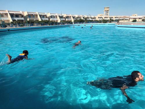 للإيجار في مطروح شاليه داخل قرية سياحية شاليه شايف البحر امتداد شاطئ الابيض البحر متاح لكن حمام ال in Marsa Matruh