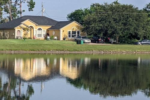 . Port Saint Lucie A Little Piece Of Heaven- Peaceful Lake view Apartment- 1 min from I95 and Turnpike