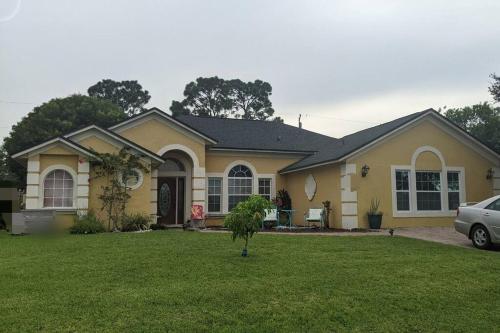 Port Saint Lucie A Little Piece Of Heaven- Peaceful Lake view Apartment- 1 min from I95 and Turnpike