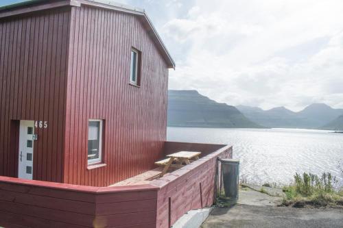 The Cozy red house with Amazing sea view in Hósvík
