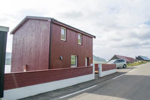 The Cozy red house with Amazing sea view in Hósvík