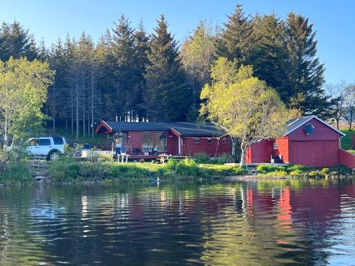 Waterfront mountain view cabin Lofoten