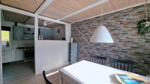 The Cozy red house with Amazing sea view in Hósvík