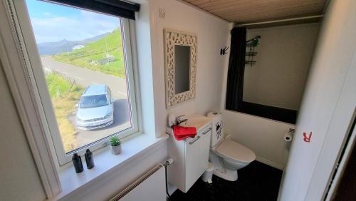 The Cozy red house with Amazing sea view in Hósvík