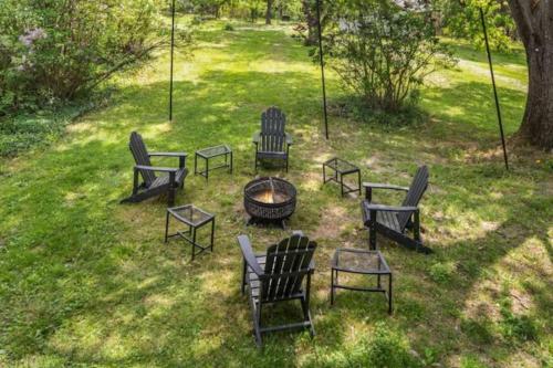 Cayuga bungalow on lake—sleeps 13—outdoor firepit