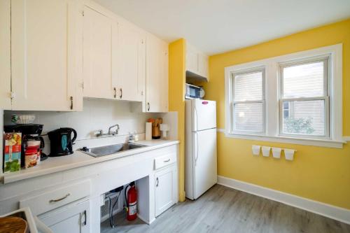 Ferndale Apartment with Yard - Near the Detroit Zoo! in Ferndale, USA