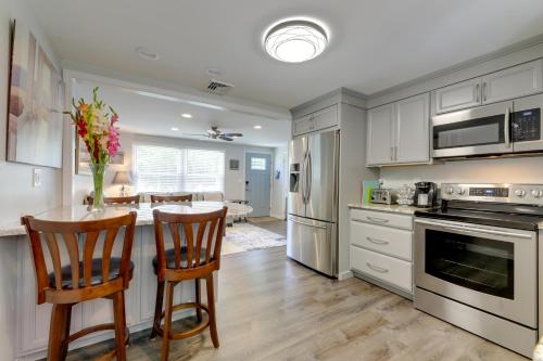 Coastal Getaway with Porch, 2 Mi to Niantic Beach! in 密斯提克市中心