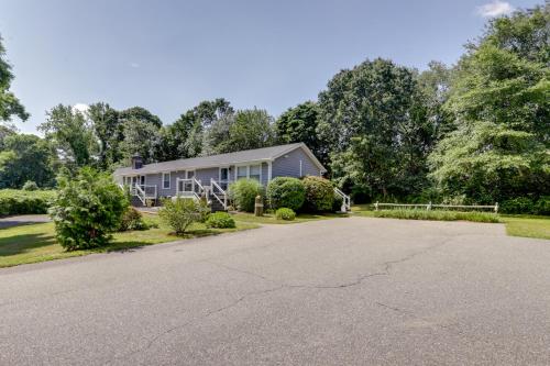 Coastal Getaway with Porch, 2 Mi to Niantic Beach! in 密斯提克市中心