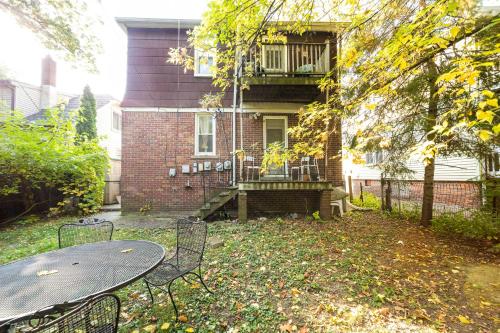 Spacious Ferndale Apt with Yard about half Mi to Dtwn!
