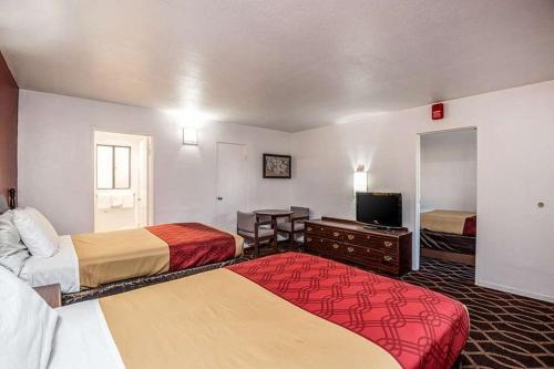 Econo Lodge University