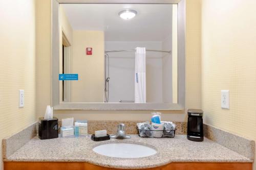 Queen Room with Two Queen Beds - Mobility Access/Non-Smoking