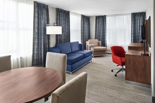 2 Queen 1 Bedroom with Sofabed Corner Suite Nonsmoking  image 4