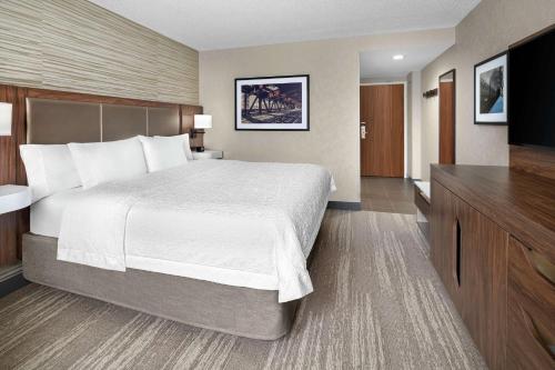 King Room with King Bed - Non-Smoking image 3