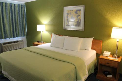 Days Inn & Suites by Wyndham Bridgeport - Clarksburg