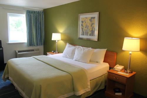 Days Inn & Suites by Wyndham Bridgeport - Clarksburg