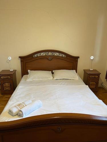 Bed, Guest House SAMAN in Garni