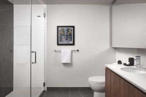 Deluxe One Bedroom Suite image 4