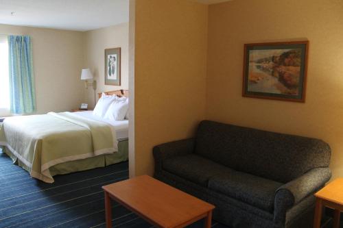 Days Inn & Suites by Wyndham Bridgeport - Clarksburg