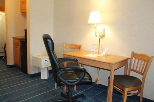 Days Inn & Suites by Wyndham Bridgeport - Clarksburg