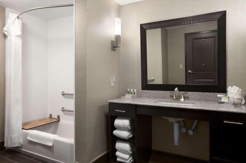 King Suite with Accessible Tub - Mobility and Hearing Access/Non-Smoking