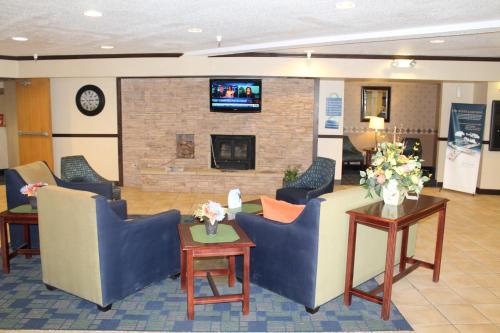 sala de TV, Days Inn & Suites by Wyndham Bridgeport - Clarksburg in Bridgeport (WV)