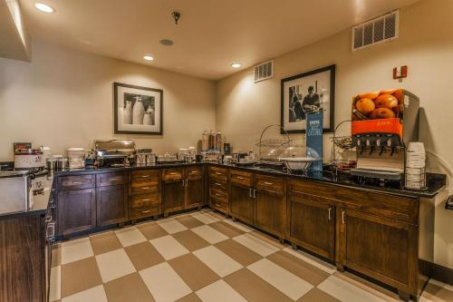 Hampton Inn Colorado Springs-Airport - image 7