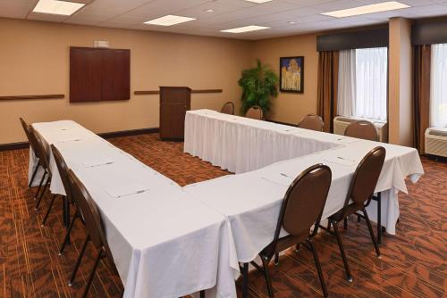 Hampton Inn Carbondale - image 6