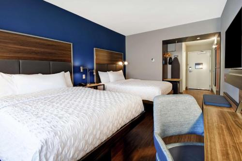 2 queen beds