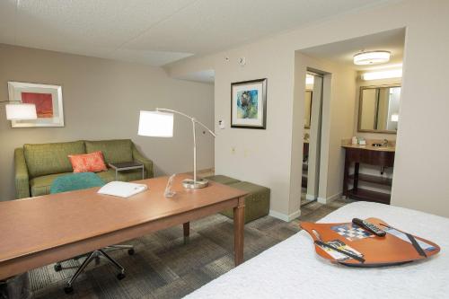 Hampton Inn & Suites Cincinnati-Union Centre