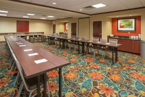 Hampton Inn & Suites Cincinnati-Union Centre