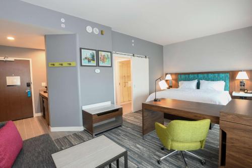 1 king bed, 1 sofa bed