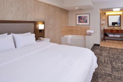 Hampton Inn & Suites Wilmington - image 13