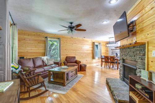 Dreamy Dahlonega Cabin with Deck and Fireplace! in Dahlonega, Vereinigte Staaten von Amerika