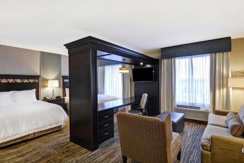 2 queen beds, 1 sofa bed