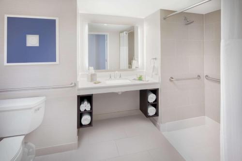 Doubletree by Hilton Hotel Deerfield Beach - Boca Raton Room Type - Junior Suite with Queen Bed - Accessible 
