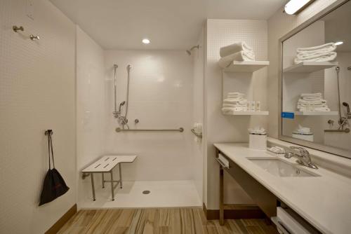 Hampton Inn & Suites Detroit/Warren - image 6