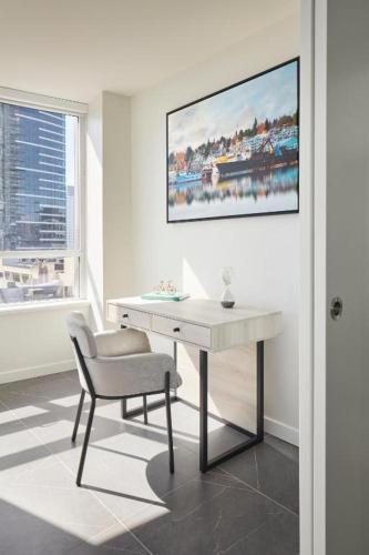 Deluxe One Bedroom Suite with Office image 1