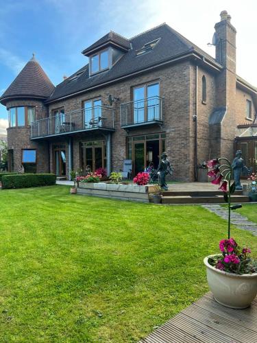 Tower House gîte à louer Carnalea Railway Station