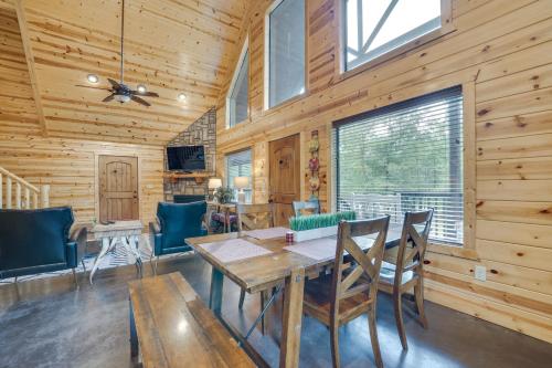 Penny Lane Lodge Broken Bow Cabin Less Than 6 Mi to Lake in Broken Bow, USA