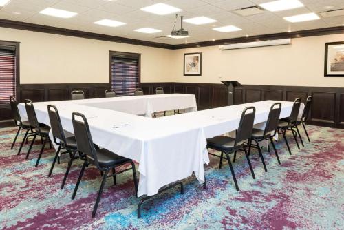 Hampton Inn Detroit Roseville - image 12