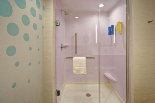 Tru By Hilton Sterling Heights Detroit - image 2