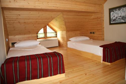 2 twin beds