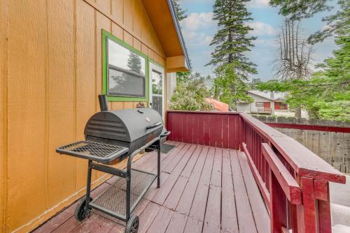 Charming Cloudcroft Retreat with Deck and Grill!