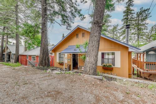 Charming Cloudcroft Retreat with Deck and Grill!