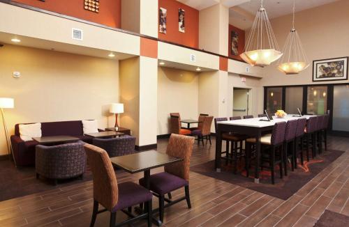 Hampton Inn & Suites Fargo Medical Center