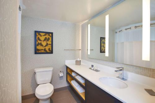 DoubleTree by Hilton Fresno Convention Center - image 9