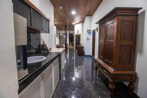 Kitchen, Spacious 4BR 4BA Family Villa wt Balcony & Lavish Garden in Ratmalana Airport