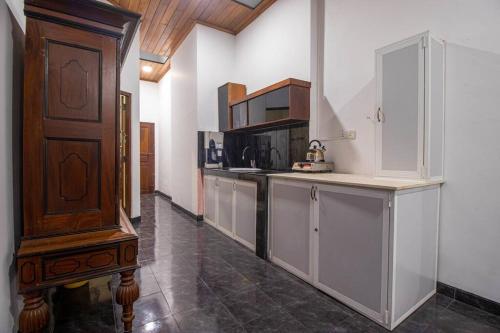 Kitchen, Spacious 4BR 4BA Family Villa wt Balcony & Lavish Garden in Ratmalana Airport